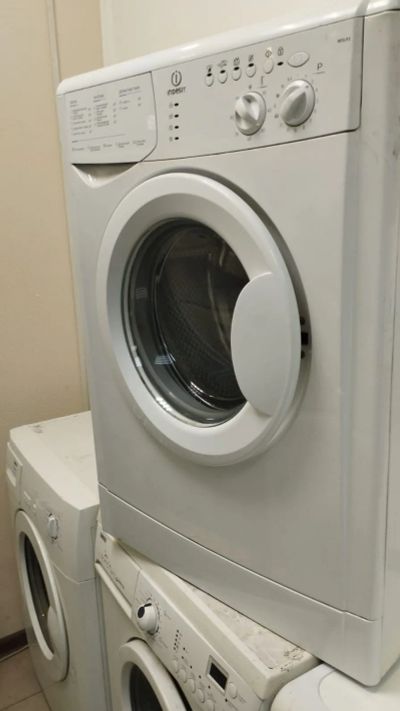 Лот: 25508013. Фото: 1. Стиральная машина Indesit WISL... Запчасти для остальной бытовой техники