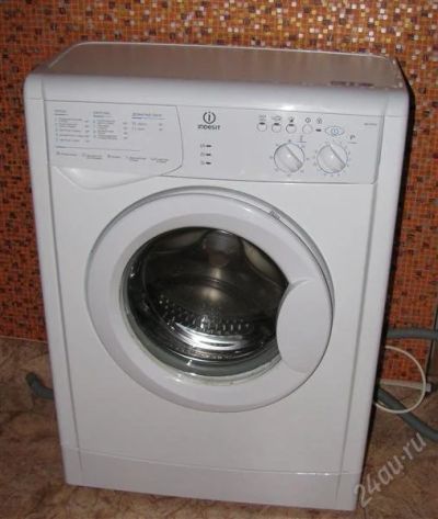 Лот: 2221406. Фото: 1. Стиральная машина Узкая Indesit... Стиральные машины