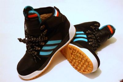 Лот: 3297351. Фото: 1. зимние кроссовки adidas 43. Кеды, кроссовки, слипоны