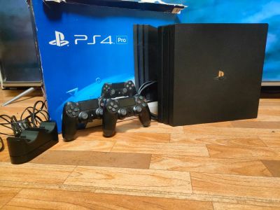 Лот: 20236742. Фото: 1. PS4 Pro + геймпады со станцией... Игровые приставки, консоли