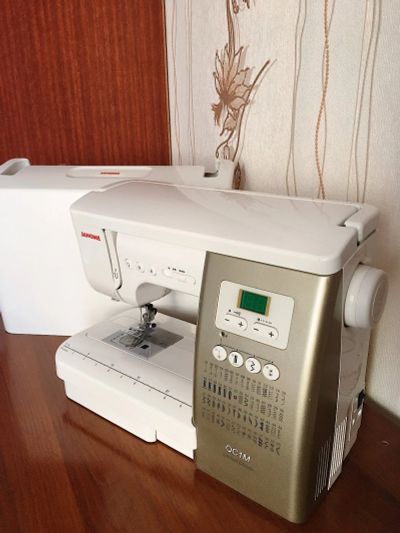 Лот: 15779116. Фото: 1. Швейная машина Janome QC1M. Швейная, вязальная