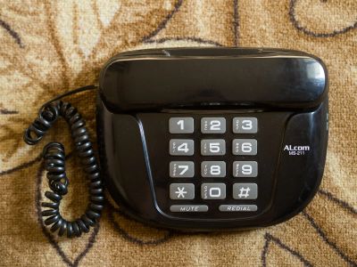 Лот: 12146983. Фото: 1. Телефон проводной кнопочный ALcom. Проводные телефоны