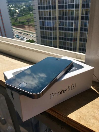 Лот: 9860961. Фото: 1. iPhone 5s 32 Gb рст (чёрный, space... Смартфоны