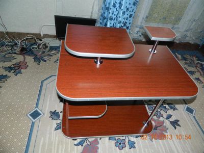 Лот: 3238583. Фото: 1. Компактный компьютерный стол.Срочно... Столы, стулья, обеденные группы