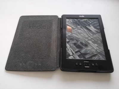 Лот: 18058946. Фото: 1. Amazon Kindle 4 c чехлом кожа... Электронные книги