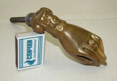 Лот: 13764537. Фото: 1. Ручка - стучалка дверная Рука... Другое (антиквариат)