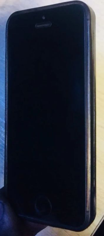 Лот: 10889980. Фото: 1. iPhone 5s black 16gb. Смартфоны