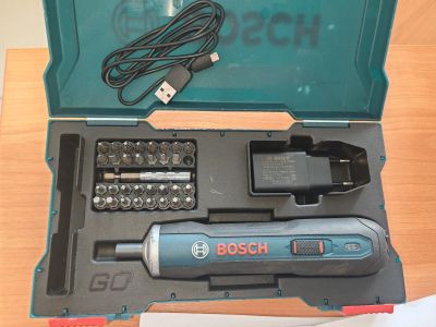 Лот: 25511582. Фото: 1. Электроотвертка Bosch с набором... Ручной инструмент