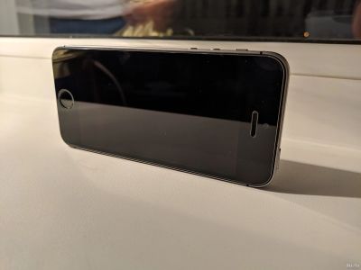 Лот: 13274792. Фото: 1. Iphone SE 32 space grey. Смартфоны
