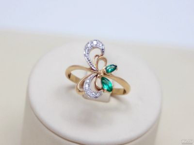 Лот: 15243085. Фото: 1. ЗОЛОТОЕ КОЛЬЦО С ИЗУМРУДАМИ И... Кольца, перстни