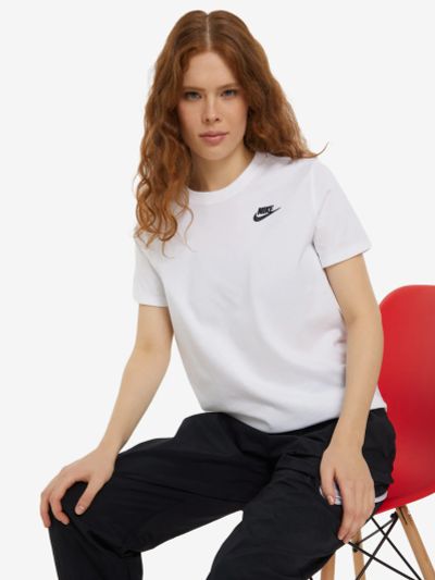 Лот: 22411636. Фото: 1. Футболка женская Nike Club Essentials... Другое (спортивная одежда)