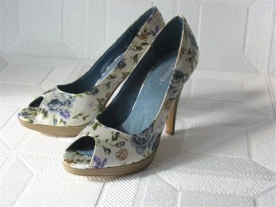 Лот: 1160130. Фото: 1. Новые туфли с цветочным принтом... Туфли