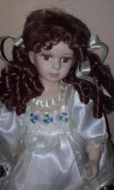 Лот: 7108837. Фото: 1. Кукла фарфор(в сидячем виде). Фигурки, статуэтки