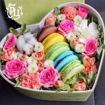 Лот: 15296335. Фото: 1. Коробка с цветами и десертом. Свежие цветы