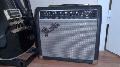 Лот: 4613767. Фото: 1. Комбик Fender Frontman 15R с пружинным... Гитарные эффекты и комбоусилители