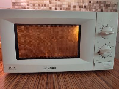 Лот: 18600467. Фото: 1. Классная микроволновка Samsung... Микроволновки, мини-печи