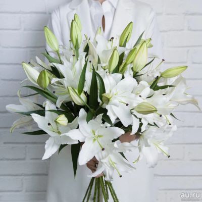 Лот: 13841122. Фото: 1. Лилии белые в букете. Свежие цветы