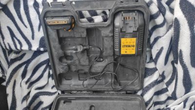 Лот: 17052915. Фото: 1. Кейс + зарядка +акум dewalt 710. Кейсы, сумки для инструмента