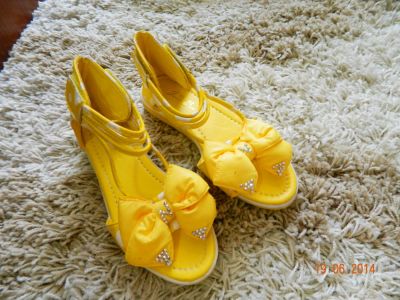 Лот: 4258703. Фото: 1. Яркие босоножки для девочки!. Босоножки