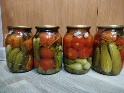 Лот: 25708804. Фото: 1. Солёные помидоры и огурцы. Домашние заготовки