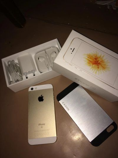 Лот: 8574733. Фото: 1. iPhone SE 64GB Gold. Смартфоны