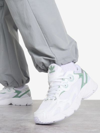 Лот: 25330234. Фото: 1. Кроссовки женские adidas Astir... Другое (одежда, обувь, галантерея)
