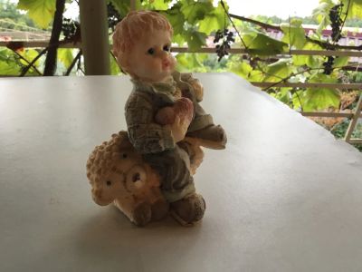 Лот: 25710453. Фото: 1. Фигурку Мальчик на барашке. Фигурки, статуэтки