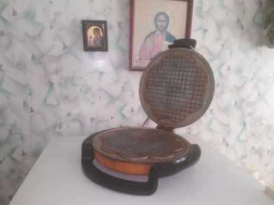 Лот: 25625841. Фото: 1. Электровафельница СССР Сластена... Кухонная