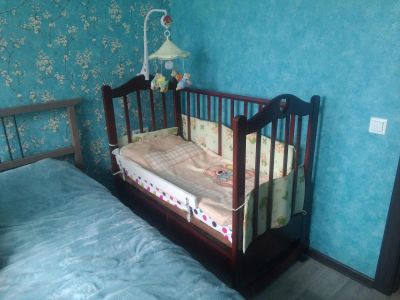 Лот: 11442146. Фото: 1. Кроватка детская с выдвижным ящиком... Детские кровати и кроватки