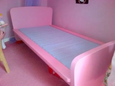 Лот: 8839838. Фото: 1. Кровать детская Ikea розовая. Детские кровати и кроватки