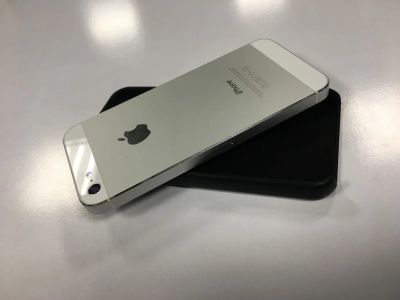 Лот: 10165423. Фото: 1. iPhone 5 16 Silver ( отличное... Кнопочные мобильные телефоны
