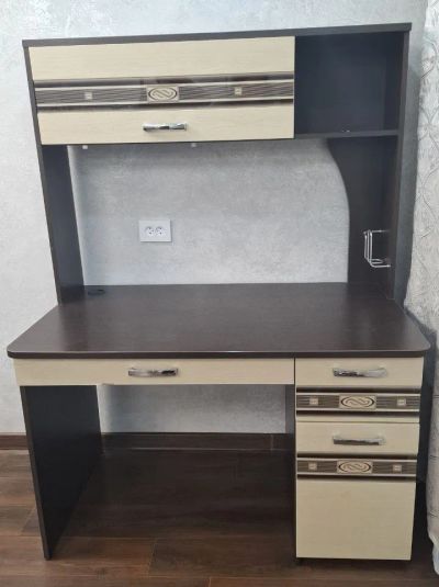 Лот: 25889698. Фото: 1. Стол компьютерный с полкой и тумбой... Компьютерные и письменные столы