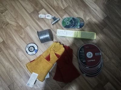 Лот: 14612281. Фото: 1. 1 пачка электродов, 8 дисков отрезных... Электроды, проволока для сварки