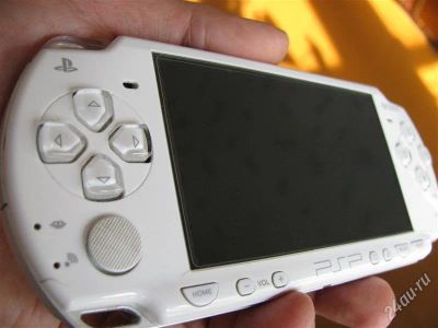 Лот: 875934. Фото: 1. Sony PSP Slim 2008 (+ карта памяти... Игровые приставки, консоли