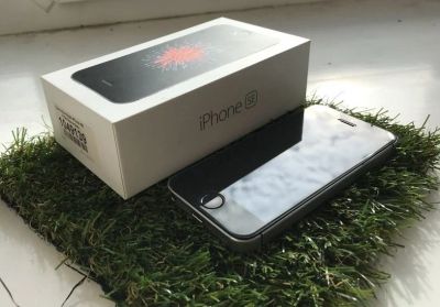 Лот: 11854380. Фото: 1. Iphone se 16gb space grey. Смартфоны