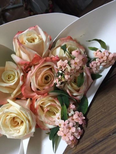 Лот: 12579470. Фото: 1. Букет Розы и экзотика в упаковке. Свежие цветы