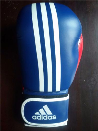 Лот: 6654751. Фото: 1. Перчатки боксерские Adidas, 10OZ... Перчатки