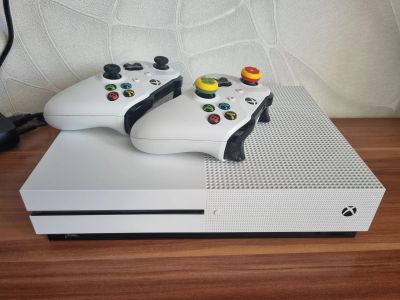 Лот: 20618549. Фото: 1. xbox one s 1 tb. Игры для консолей