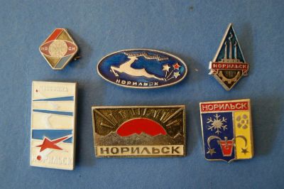 Лот: 3935492. Фото: 1. Значки " Норильск " 6 шт ( 1421... Сувенирные