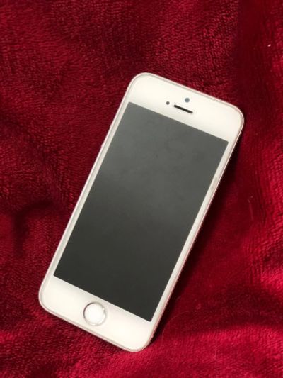 Лот: 15758112. Фото: 1. iPhone SE 32GB Silver в идеале... Смартфоны
