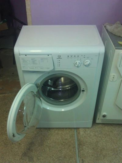 Лот: 3337334. Фото: 1. Стиральная машина Indesit WISL82... Стиральные машины