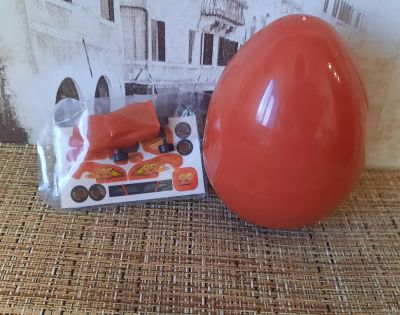 Лот: 17115071. Фото: 1. Яйцо "Тачки/Cars". Молния Маквин. Игрушки