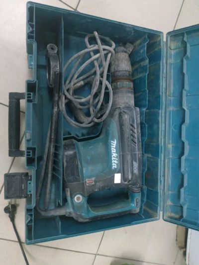 Лот: 16055789. Фото: 1. Отбойный молоток Makita HM1213C... Ручной инструмент