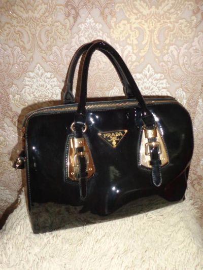 Лот: 11237047. Фото: 1. Лаковая женская сумка Prada. Сумки