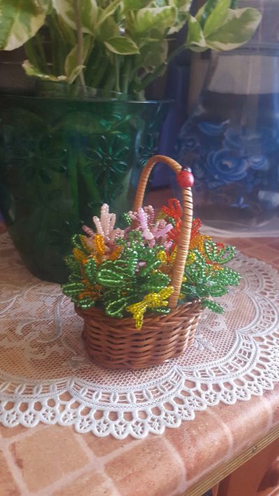 Лот: 15770699. Фото: 1. Мини-букет из бисера в корзинке... Другое (цветы, букеты)