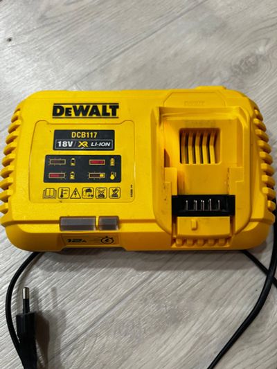Лот: 24988640. Фото: 1. Зарядное устройство Dewalt dcb117. Электроинструмент