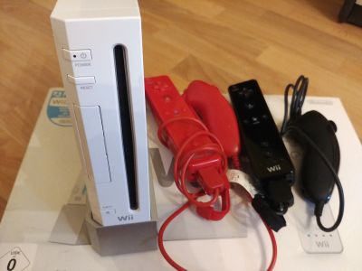 Лот: 14613720. Фото: 1. Nintendo Wii + 2 Wiimote. Игровые приставки, консоли