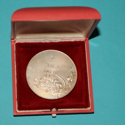 Лот: 6834433. Фото: 1. 2 Настольные медали в коробке... Памятные медали