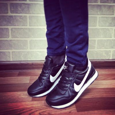 Лот: 9695529. Фото: 1. Кроссовки женские Nike. Кеды, кроссовки, слипоны