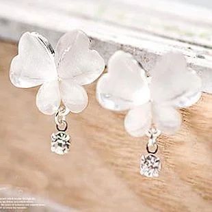 Лот: 5694412. Фото: 1. Серьги, бабочки белые. Серьги, каффы